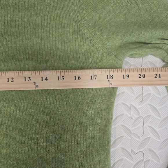 Tahari 100% Cashmere Sweater Womens Medium Celery Green Crewneck Quiet Luxury - Picture 6 of 8